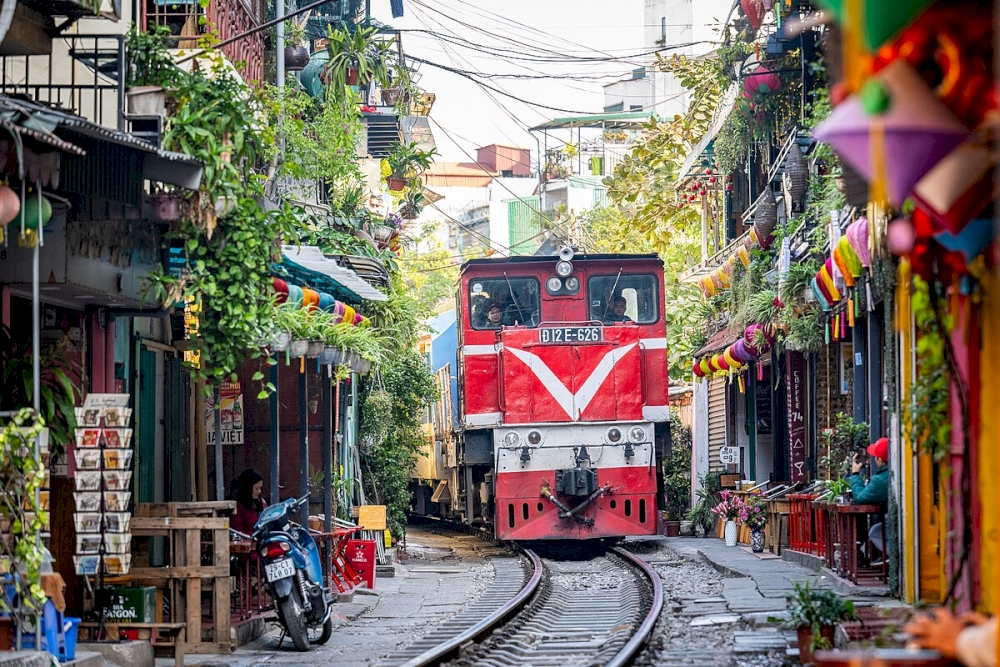 Every day, trains pass through this small street on a regular basis (Source: Internet)